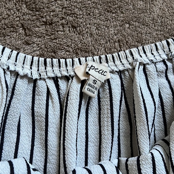 4 FOR $25 - NWOT Striped Off the Shoulder Flowy Top - Picture 3 of 4